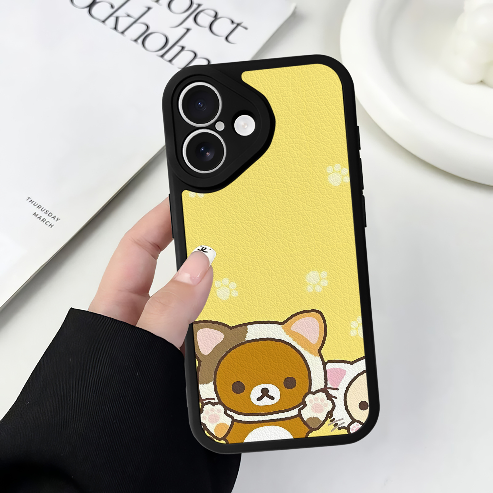 （画像用） リラックマ リラックマ キイロイトリ Rilakkuma Korilakkuma Kiiroitori 【iPhone 16シリーズ対応】シリコンスマホケース（レザー調） 材質：シリコン